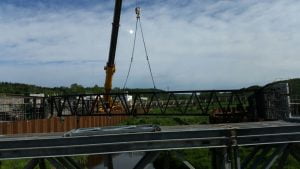 Första fackverksbalken på plats över Hobolelva