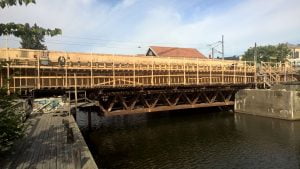 BRITEK tillhandahåller prefabricerade träknektar som anpassats efter brons variation i höjd och bredd.