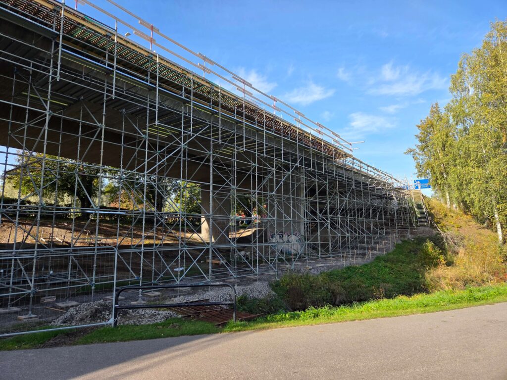 CUPLOK formställning och portal över järnväg vid reparation av kantbalk.